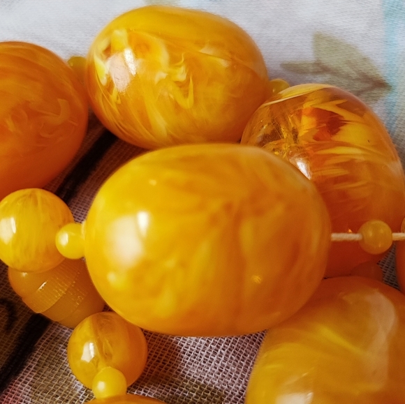 Vintage Lucite Swirled Huge Oval Beads Hidden Screw Clasp Chunky Necklace EUC - Picture 7 of 9